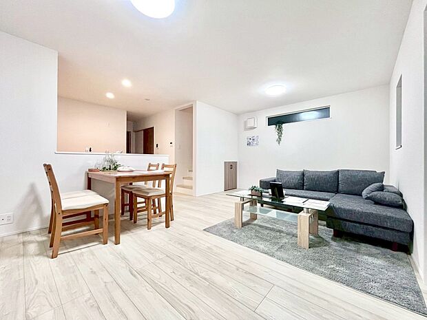 ご家族の賑やかな話し声で包まれる明るいリビング  　