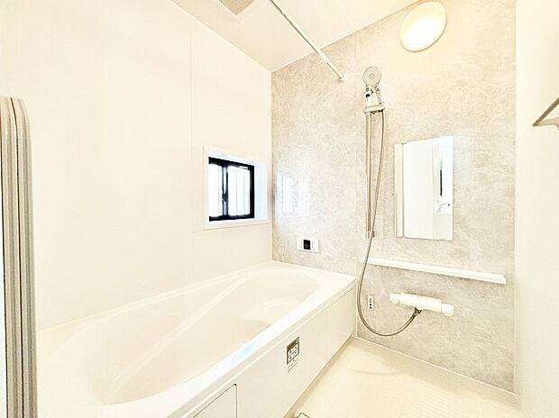 一日の疲れを癒してくれる明るい清潔感のあるバスルーム