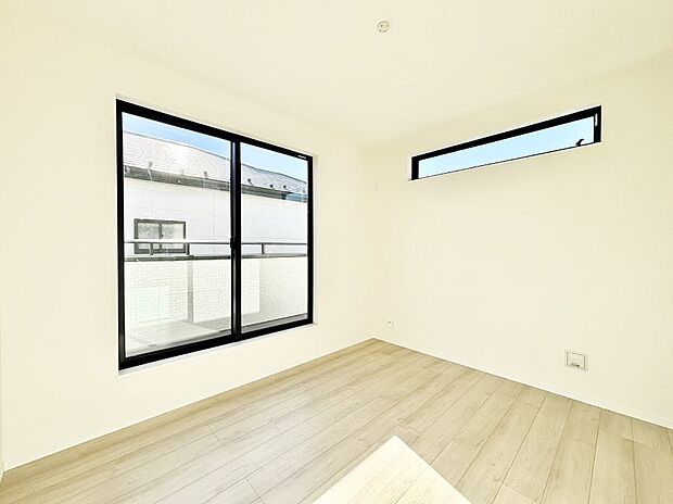 バルコニーが開放感をプラスしてくれる洋室