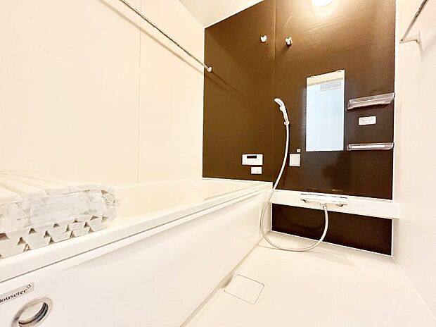 一日の疲れを癒してくれる明るい清潔感のあるバスルーム