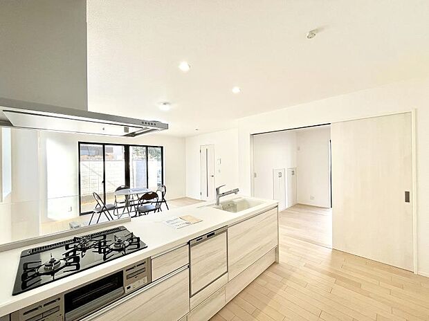 料理をしながらでもご家族との会話を楽しめる対面キッチン