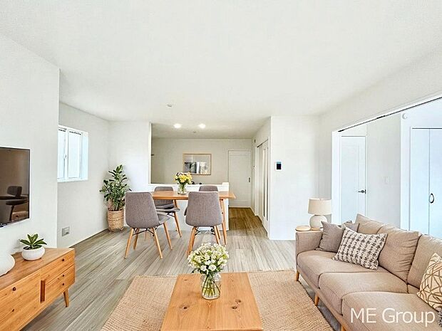 ご家族の賑やかな話し声で包まれる明るいリビング ※家具はCGです