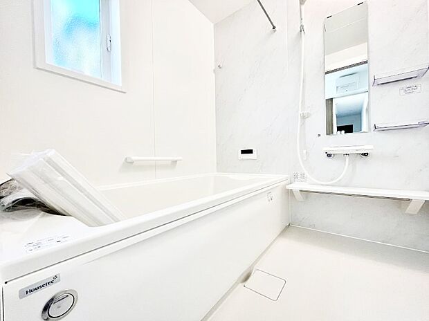 一日の疲れを癒してくれる明るい清潔感のあるバスルーム