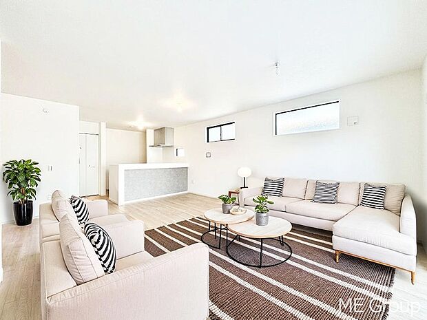 落ち着いた雰囲気のLDKは家族みんなの快適空間※家具はCGです