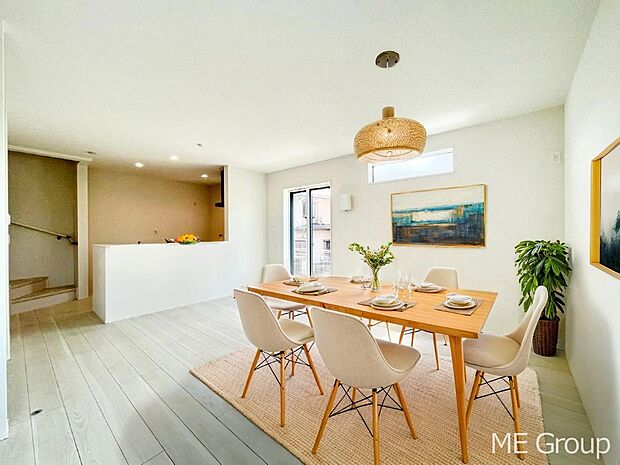 ご家族の賑やかな話し声で包まれる明るいリビング ※家具はCGです