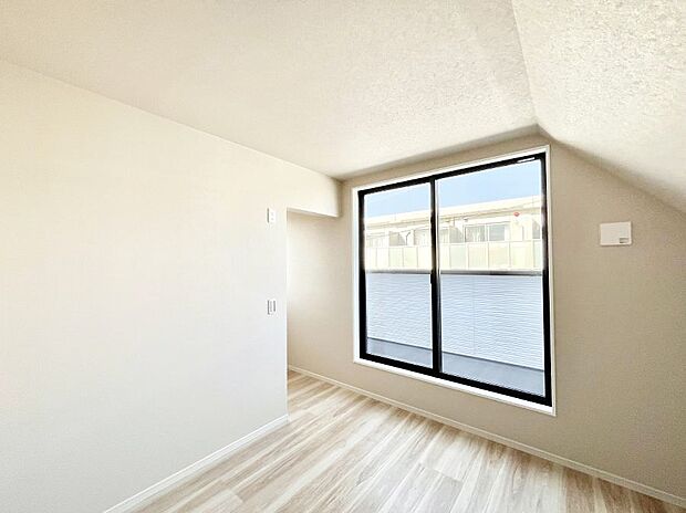 明るいバルコニーサイドに洋室を設置。アクセントクロス・勾配天井が素敵ですね!