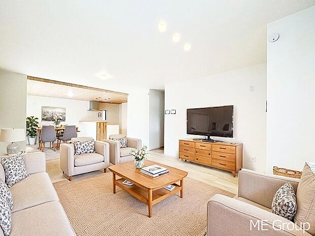 落ち着いた雰囲気のLDKは家族みんなの快適空間※家具はCGです