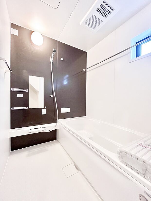 一日の疲れを癒してくれる明るい清潔感のあるバスルーム