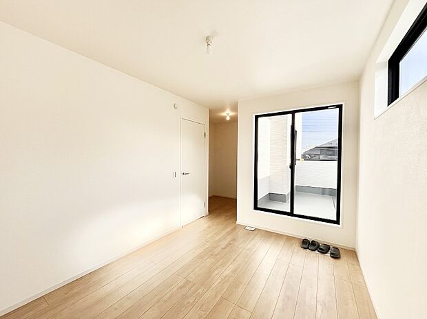 バルコニーが開放感をプラスしてくれる洋室