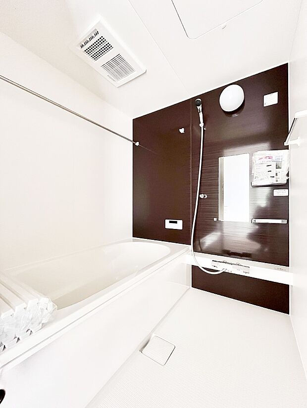 一日の疲れを癒してくれる明るい清潔感のあるバスルーム