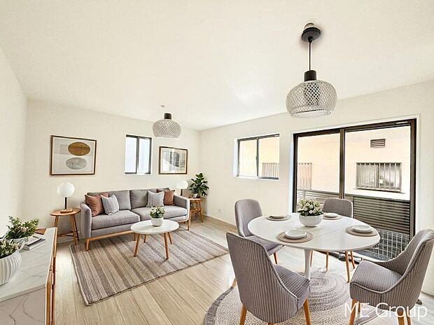 ご家族の賑やかな話し声で包まれる明るいリビング  ※家具はCGです