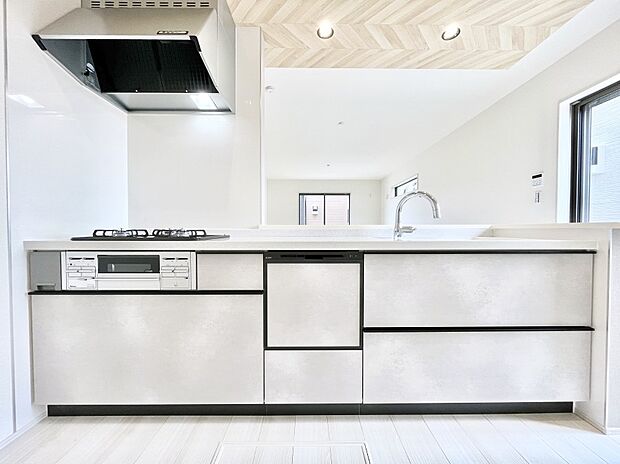 食洗機・浄水器・3ツ口コンロなどデザイン性も機能性も兼ね備えたシステムキッチン!