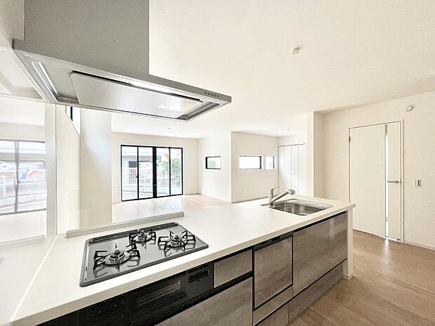 料理をしながらでもご家族との会話を楽しめる対面キッチン