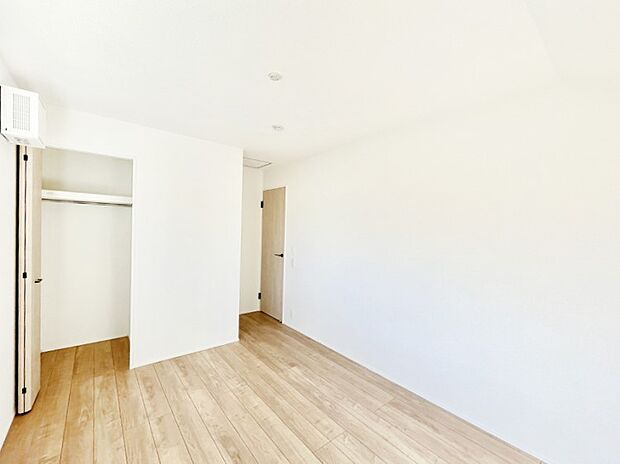 クローゼット付きのお部屋でスッキリとした空間でゆったり寛げます