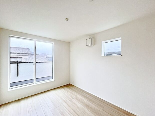 バルコニーが開放感をプラスしてくれる洋室