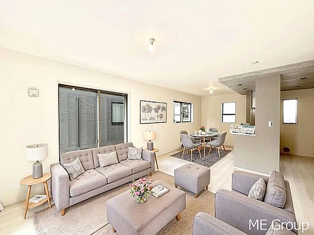 ご家族の賑やかな話し声で包まれる明るいリビング ※家具はCGです