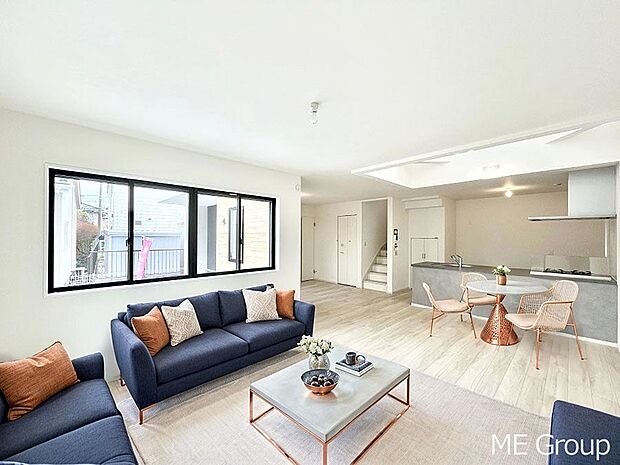 ご家族の賑やかな話し声で包まれる明るいリビング  ※家具はCGです