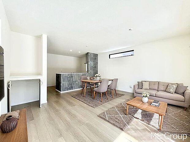 ご家族の賑やかな話し声で包まれる明るいリビング  ※家具はCGです