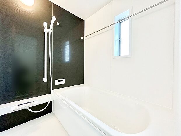 一日の疲れを癒してくれる明るい清潔感のあるバスルーム