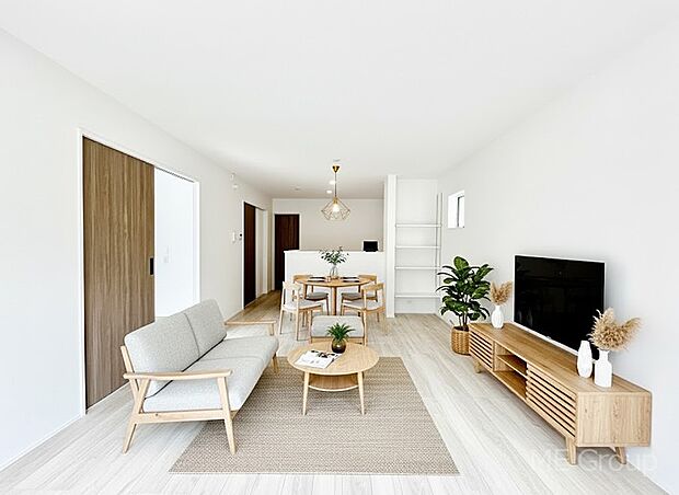 ご家族の賑やかな話し声で包まれる明るいリビング  ※家具はCGです　