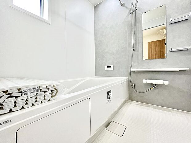 落ち着いた雰囲気でゆっくりお寛ぎいただけるバスルーム　