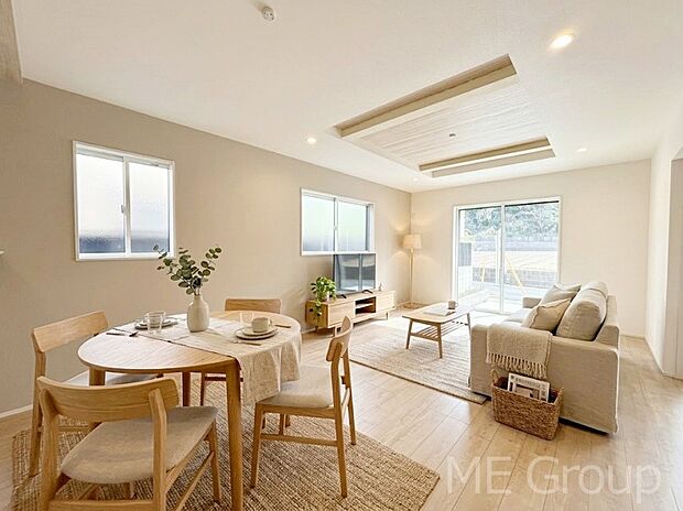 ご家族の賑やかな話し声で包まれる明るいリビング ※家具はCGです