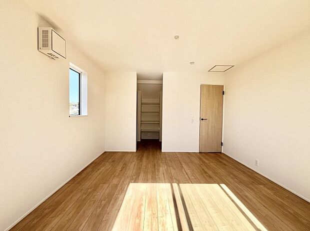 ウォークインクローゼットがあるお部屋！季節ごとの入れ替えも不要で便利です。