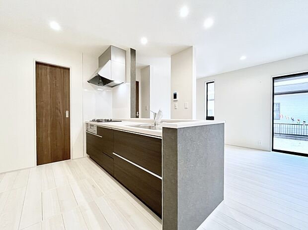 キッチン横にパントリー!食品のストックや調理器具の収納に便利です。