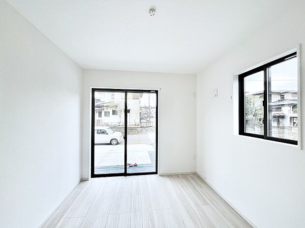 2面採光の洋室。窓から入り込む陽光がお部屋全体を優しく包み込みます