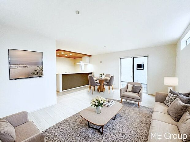 ご家族の賑やかな話し声で包まれる明るいリビング ※家具はCGです