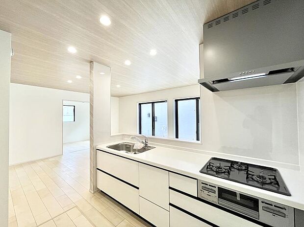 料理をしながらでもご家族との会話を楽しめる対面キッチン