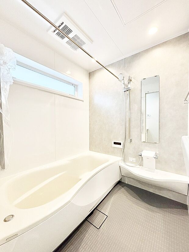 一日の疲れを癒してくれる明るい清潔感のあるバスルーム