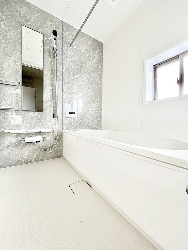 一日の疲れを癒してくれる明るい清潔感のあるバスルーム