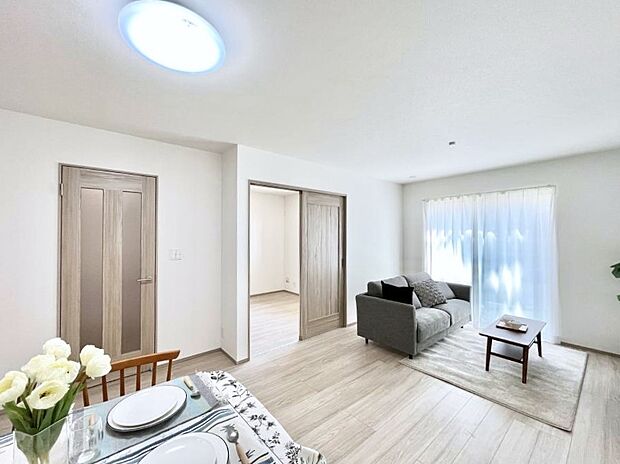 日当たりのいいリビングでゆったりとしたティータイムを！ お気に入りのグリーンを飾れば更に心地よさがアップ！