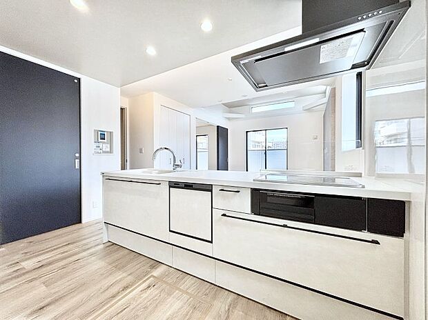 食洗機・浄水器・３ツ口コンロなどデザイン性も機能性も兼ね備えたシステムキッチン！