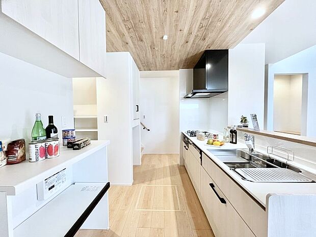 うれしいパントリー付きのキッチン。毎日のお料理も楽しく快適に！