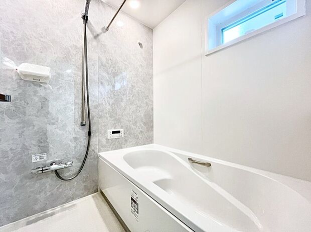 一日の疲れを癒してくれる明るい清潔感のあるバスルーム　