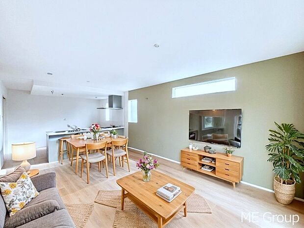 ご家族の賑やかな話し声で包まれる明るいリビング ※家具はCGです