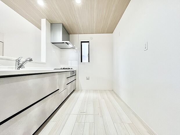 爽やかな風が通り抜けるキッチン。窓があるので明るく換気にも役立ちます。