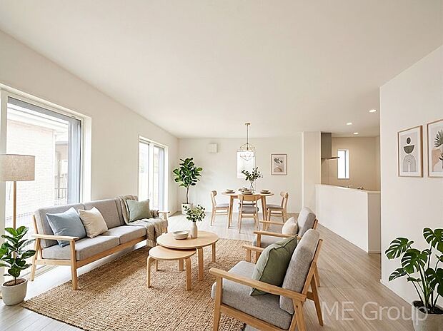 ご家族の賑やかな話し声で包まれる明るいリビング ※家具はCGです