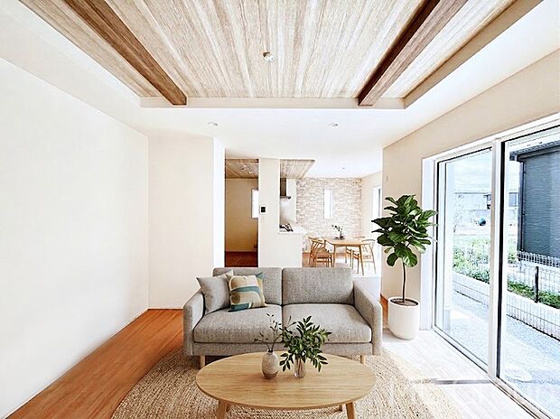 ご家族の賑やかな話し声で包まれる明るいリビング ※家具はCGです