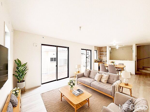 落ち着いた雰囲気のLDKは家族みんなの快適空間※家具はCGです