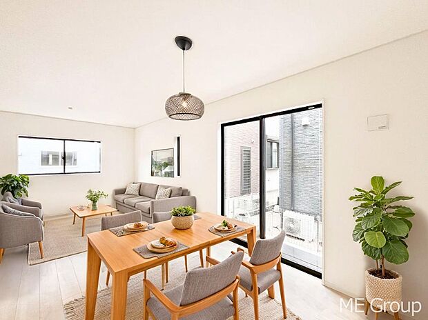 ご家族の賑やかな話し声で包まれる明るいリビング ※家具はCGです