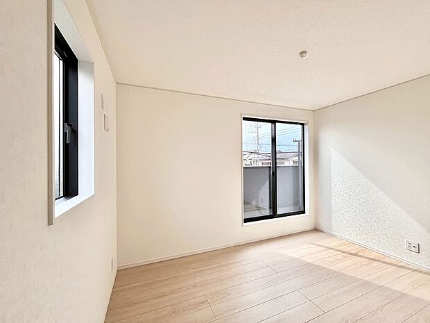 バルコニーが開放感をプラスしてくれる洋室