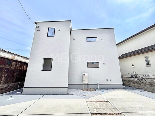 シンプルで落ち着きのある建物は住むかたの個性でオリジナルなものになっていきます。