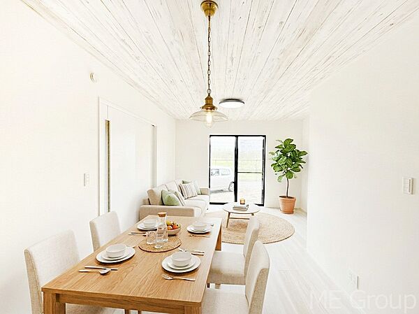 穏やかな陽だまりに包まれる、居心地の良いリビングで家族団らん！　※家具はCGです