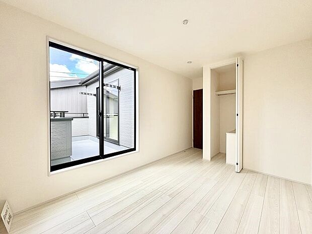 明るいバルコニーサイドに洋室を設置。目覚めの良い寝室に。