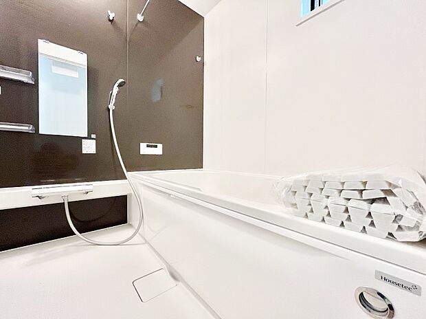 一日の疲れを癒してくれる明るい清潔感のあるバスルーム　