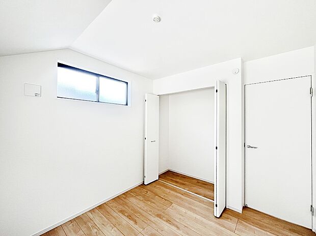 やさしい光がさしこむ居室はしっかり収納付き　