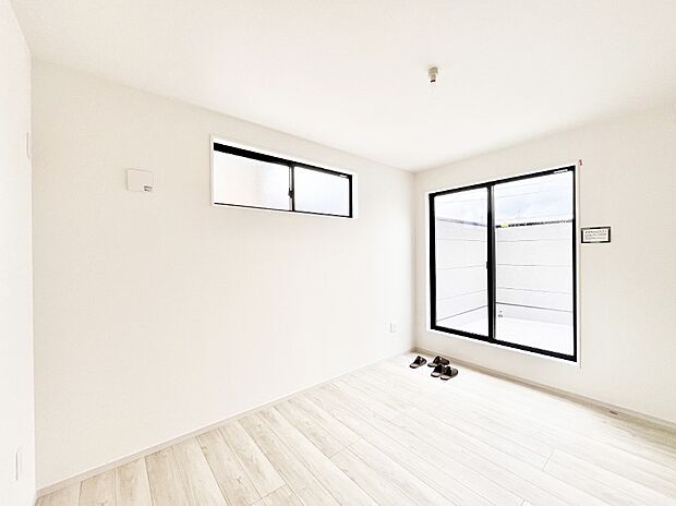 バルコニーが開放感をプラスしてくれる洋室